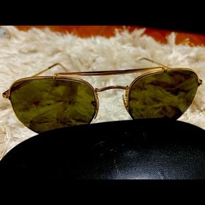 Authentic Ray-Ban aviator sunglasses. Barely worn and like new!